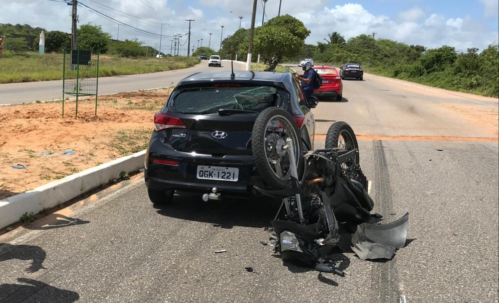 Engavetamento com três carros e uma moto em Natal
