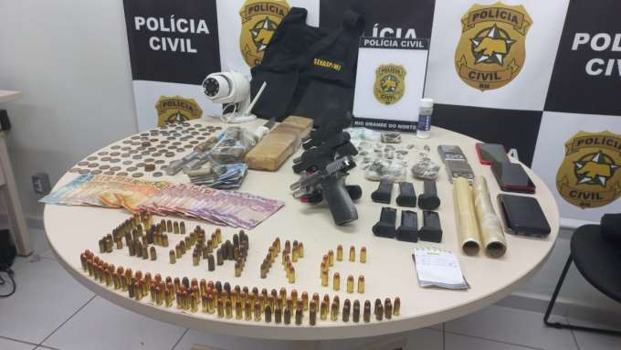Sargento da PM é preso com esposa e filho suspeitos de tráfico de drogas na zona Norte