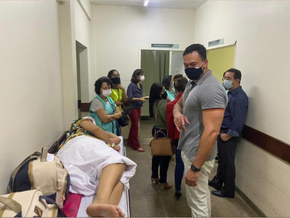 Senador fiscaliza hospitais