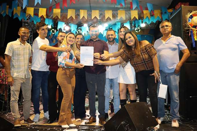 Na abertura do São João do Povo em Riacho do Sangue, prefeito Emídio Jr. anuncia reforma geral de quadra de esportes