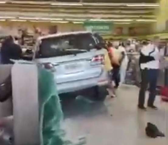 [VIDEO] Carro desgovernado invade Queiroz Supermercado; Clientes pensaram que era ataque terrorista