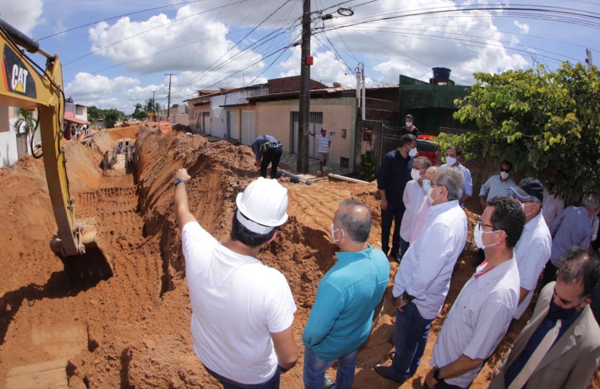 Prefeito Álvaro Dias e ministro Rogério Marinho vistoriam obras de drenagem no bairro Planalto