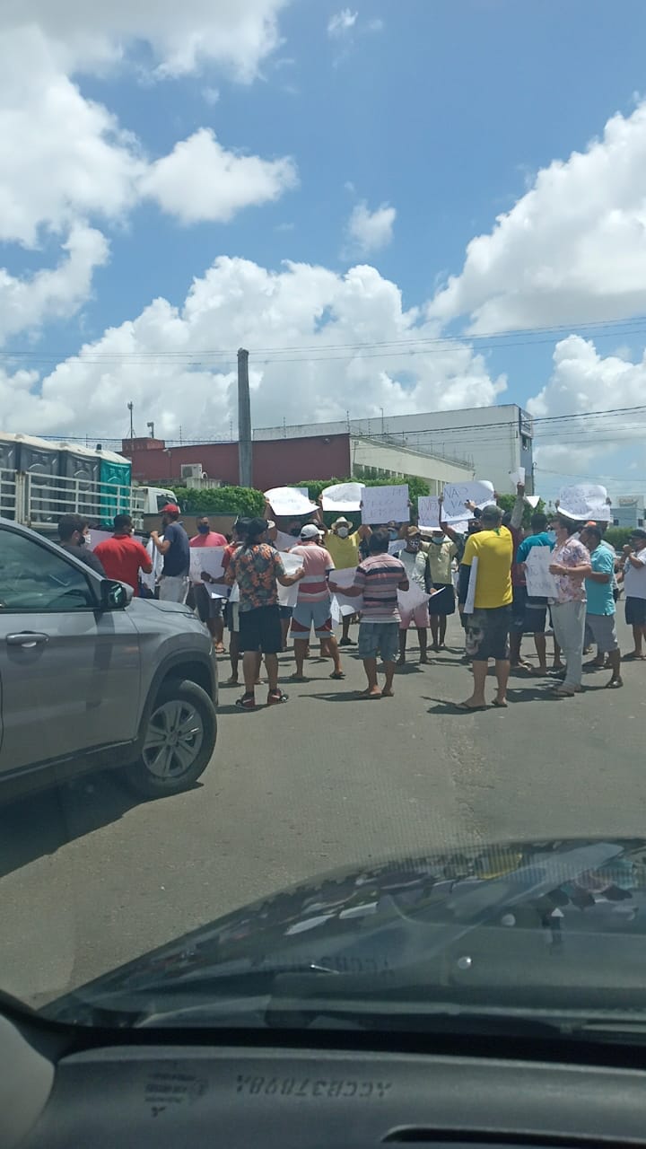 Vítimas de decisão que suspendeu festa de réveillon em Pipa protestam em frente ao fórum de Goianinha