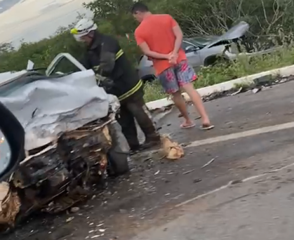 Homem morre e dois ficam feridos em acidente grave na BR-304