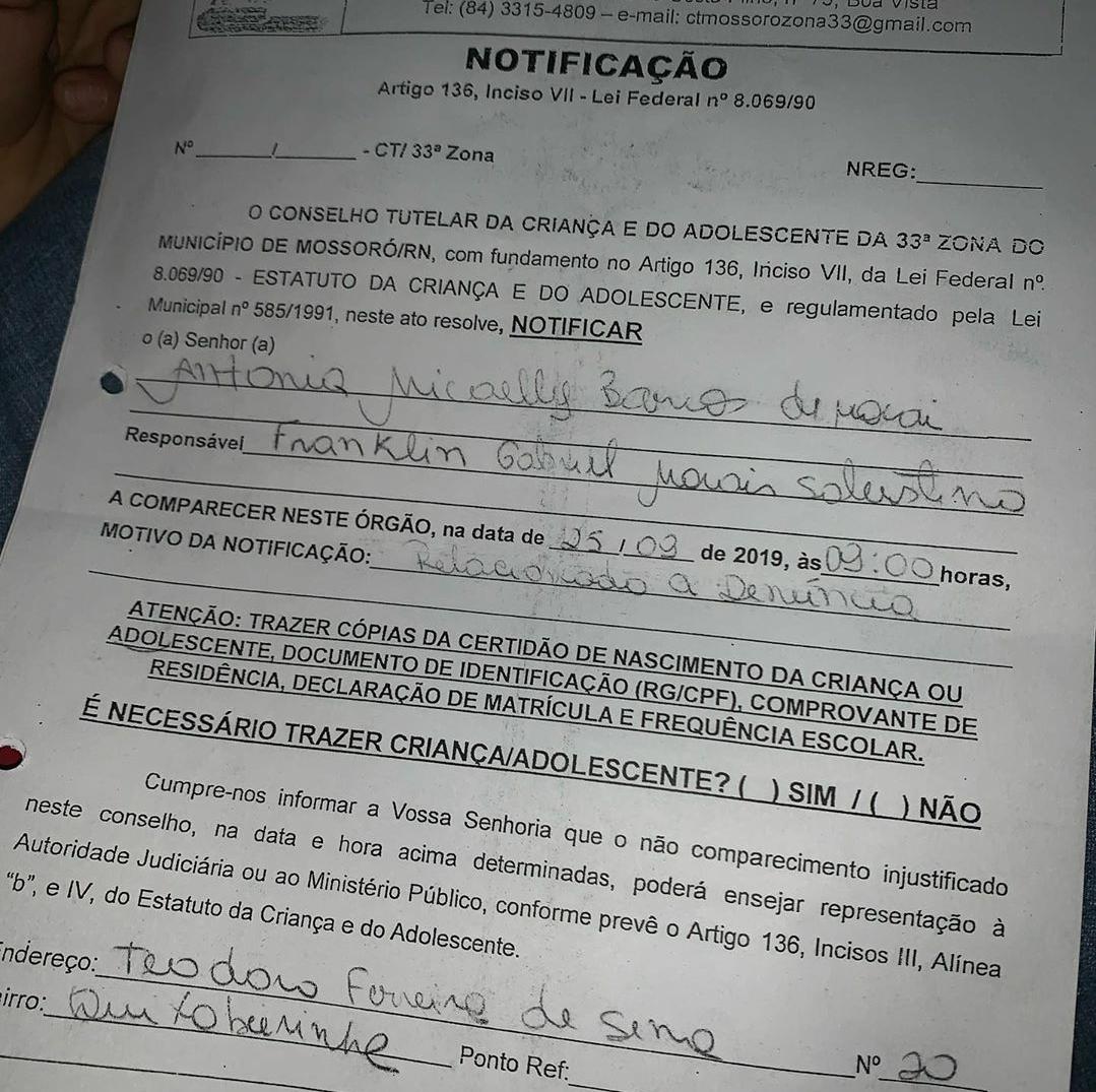 Mundo louco: Gabriel é proibido de vender água e ajudar a família