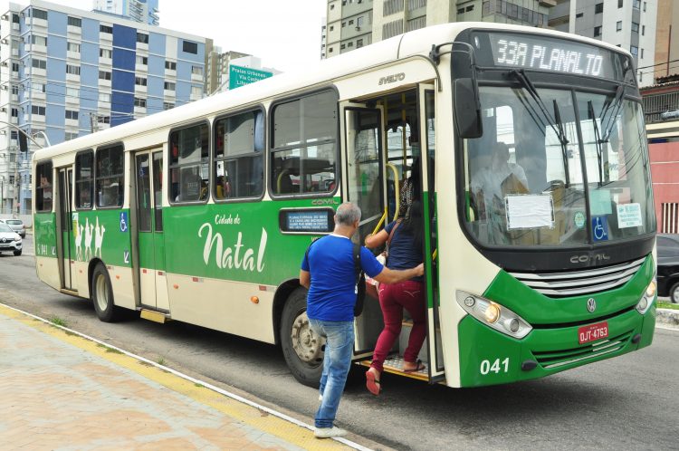 Mudanças em linhas de ônibus pegam usuários de surpresa e geram protesto em Natal