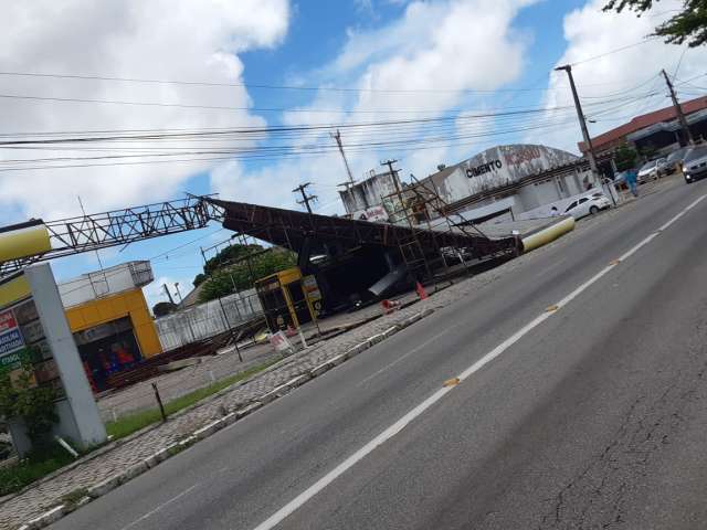 Teto de posto de combustíveis desaba na zona Oeste
