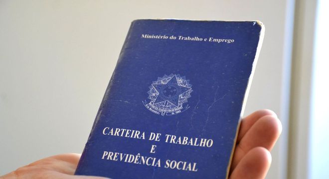 Brasil abre 131 mil vagas de trabalho com carteira em julho