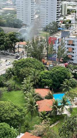 [VÍDEO] Carro pega fogo e causa susto em Lagoa Nova