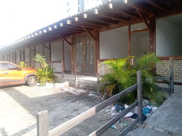 Lojas abandonadas na Avenida Nascimento de Castro é foco para mosquito da dengue e ameaça saúde de crianças