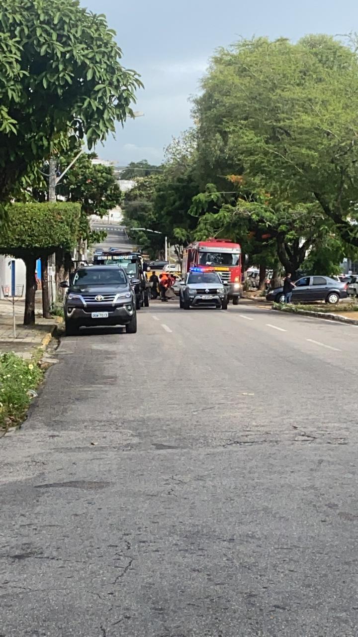 Viatura da PM capota a caminho de ocorrência no Alecrim e deixa trânsito lento