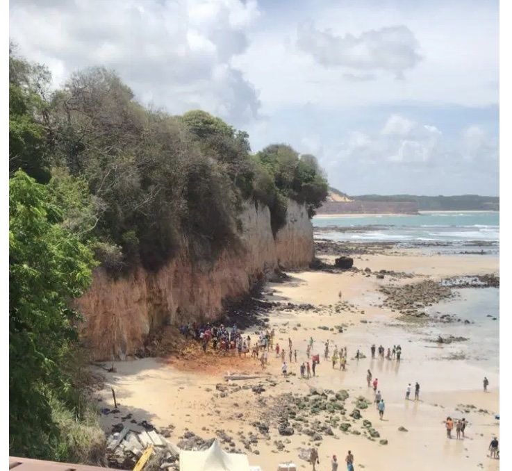 Urgente: Barreira desaba na Praia de Pipa, tem gente soterrada