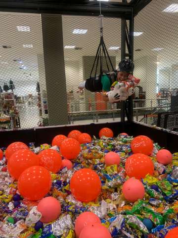“Mega garra” é atração para crianças e adultos na Rio Center