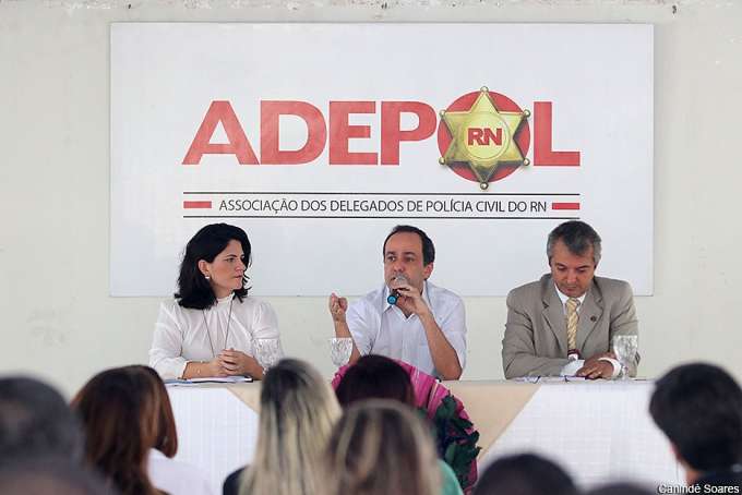 Adepol reúne candidatos ao Governo para entregar propostas de melhoria da investigação no RN