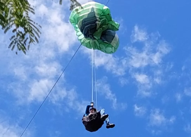 Helicóptero resgata homem que ficou preso em fio de alta tensão após pular de parapente no RN