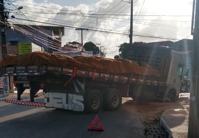 Caminhão interdita rua após cair em buraco no Bom Pastor