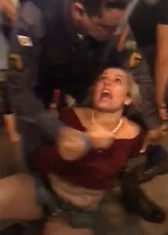 [VIDEO] Mulher presa por jogar bebida na cara de PM tem longa ficha policial