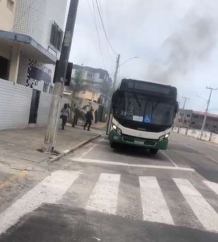 Ônibus incendiado também na Praia do Meio