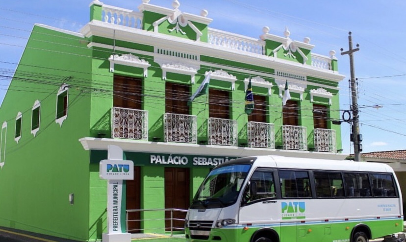 O verde da prefeitura de Patu, o vermelho da catedral de Mossoró