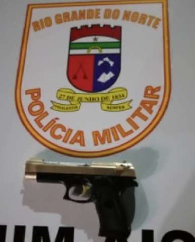 Homem é preso com arma falsa dentro de carnaval no interior do RN