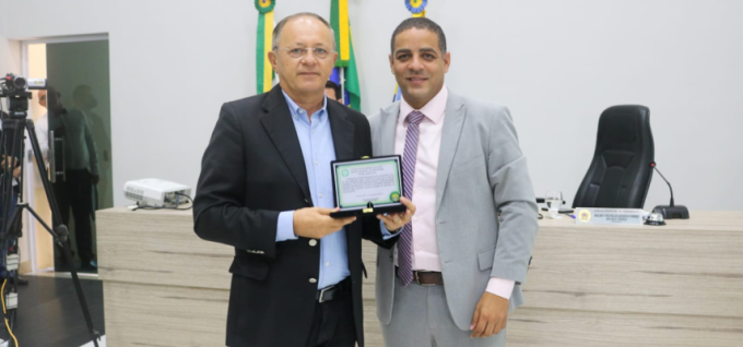 Vereador Wolney entrega Título de Cidadão Parnamirinense ao deputado federal Benes Leocádio