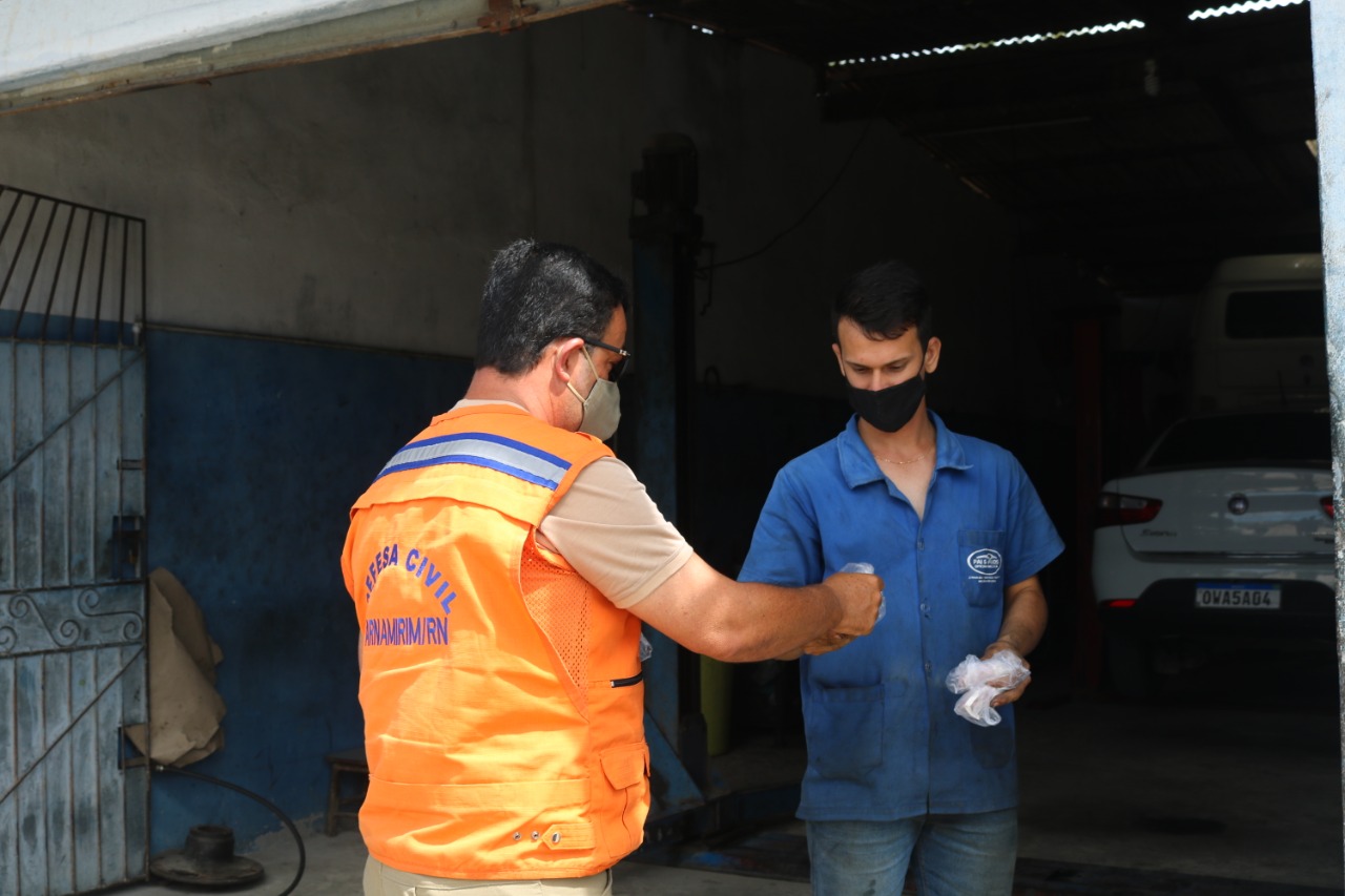 Agentes realizam trabalho de conscientização porta a porta sobre à Covid-19 em Parnamirim