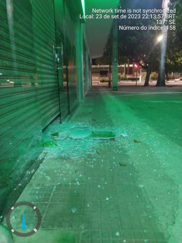 Vândalo é preso após quebrar vidro de lojas no Centro de Natal