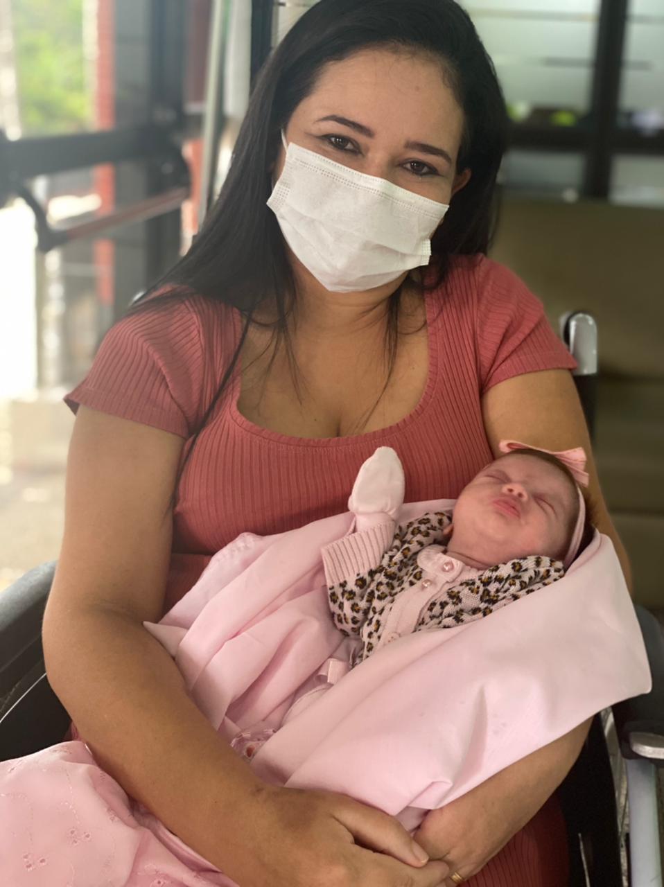 Mãe recebe alta e conhece  filha  nascida em parto de urgência durante internação por Covid