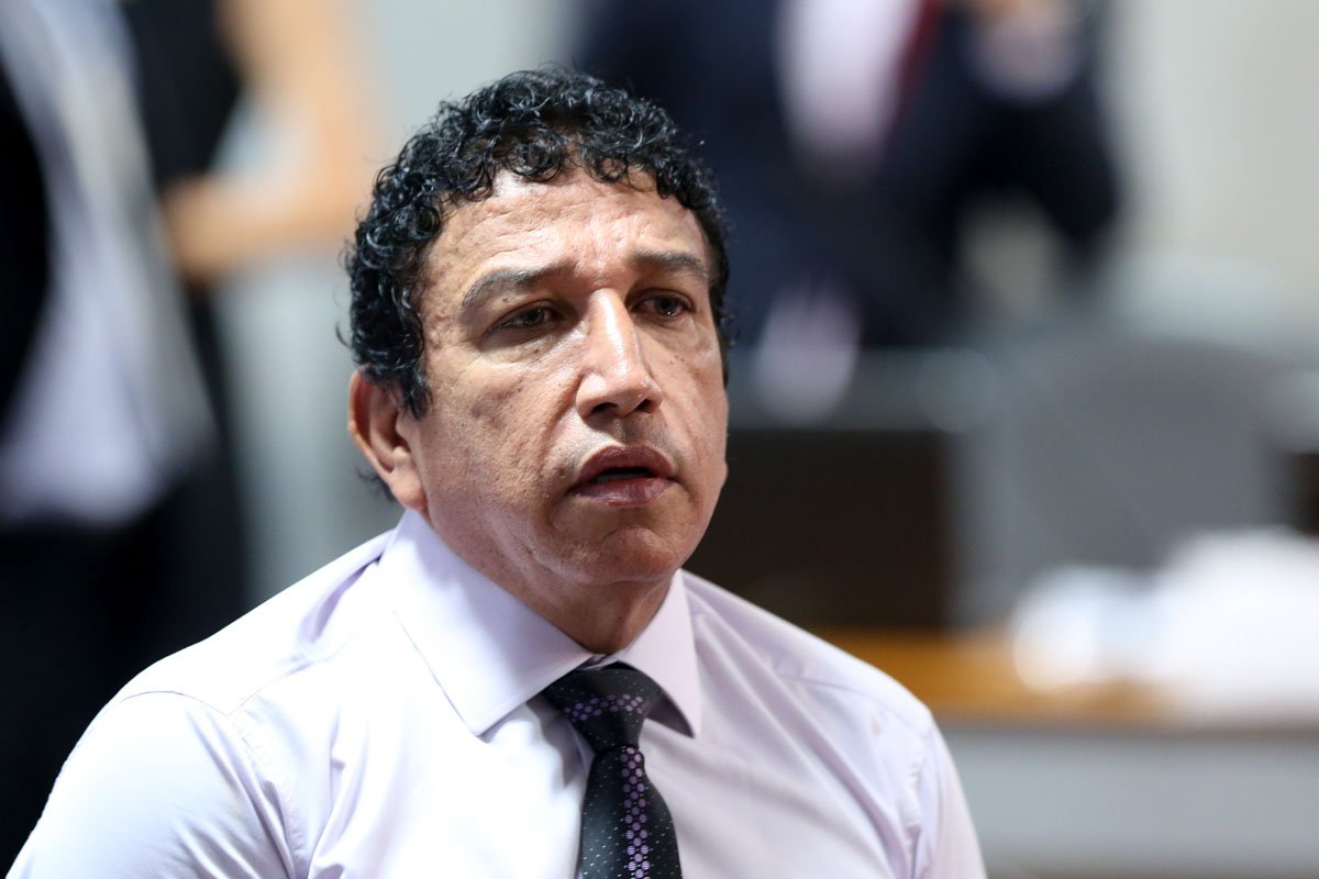 Ex-senador deixa vazar foto de pênis no Facebook e não percebe