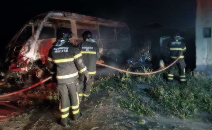 Criminosos incendeiam ônibus escolar e trator em Lagoa Nova