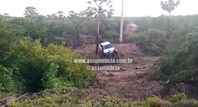 Carro com família é arrastado por enxurrada em rodovia no interior do RN