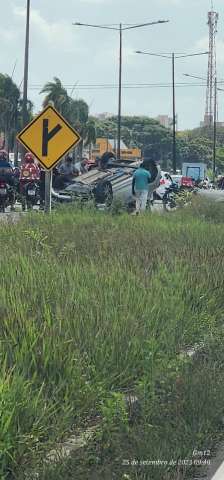 [VÍDEO] Carro capota na BR-101 e deixa trânsito lento em Parnamirim