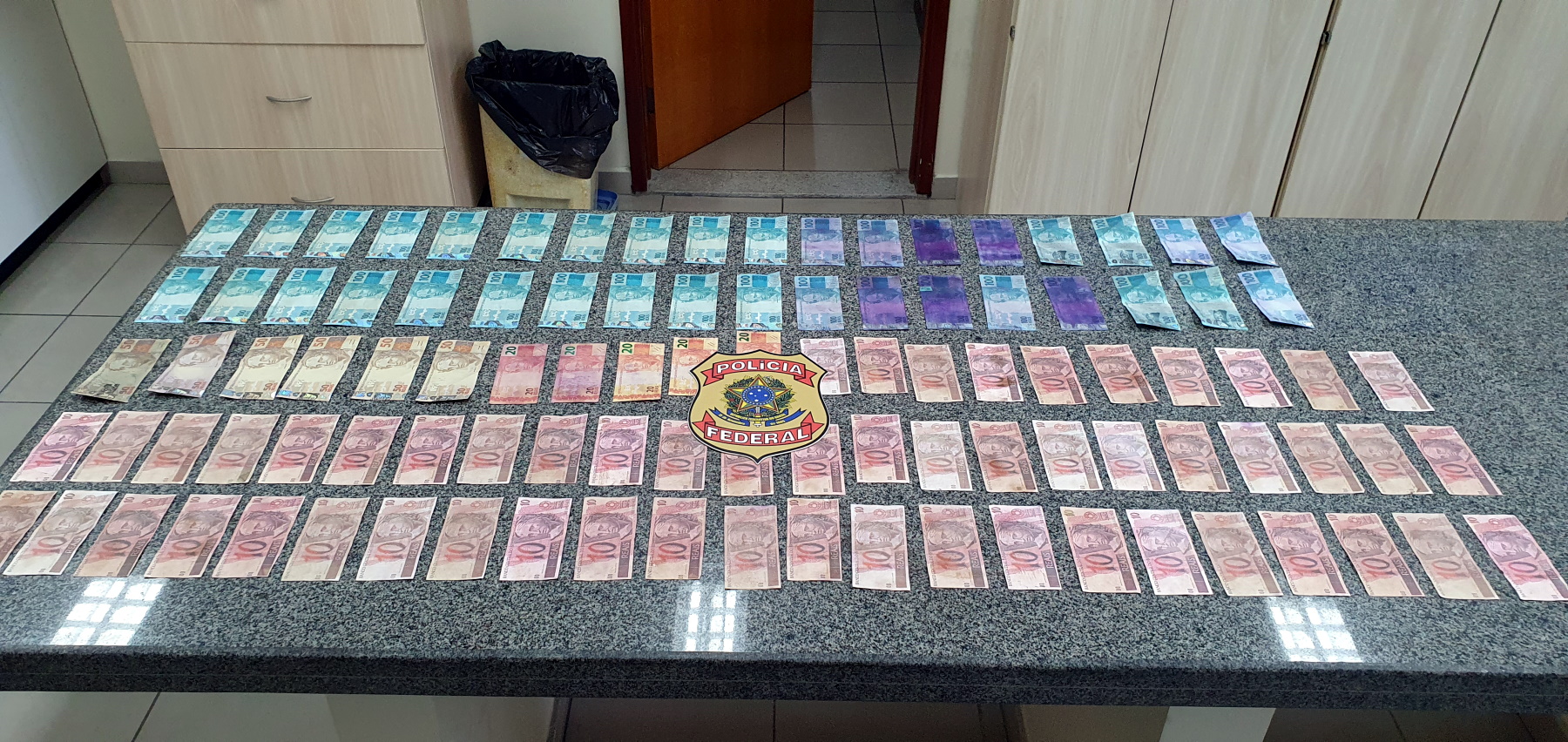 PF prende comerciante paulista com R$ 4.560 em notas falsas em Natal e recupera objeto furtado da UFRN