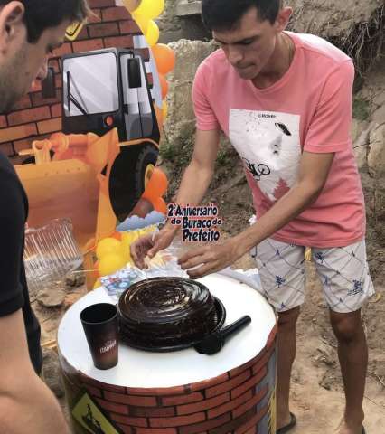 Tiago Dionísio “comemora” 2 anos de obra inacabada em Parnamirim