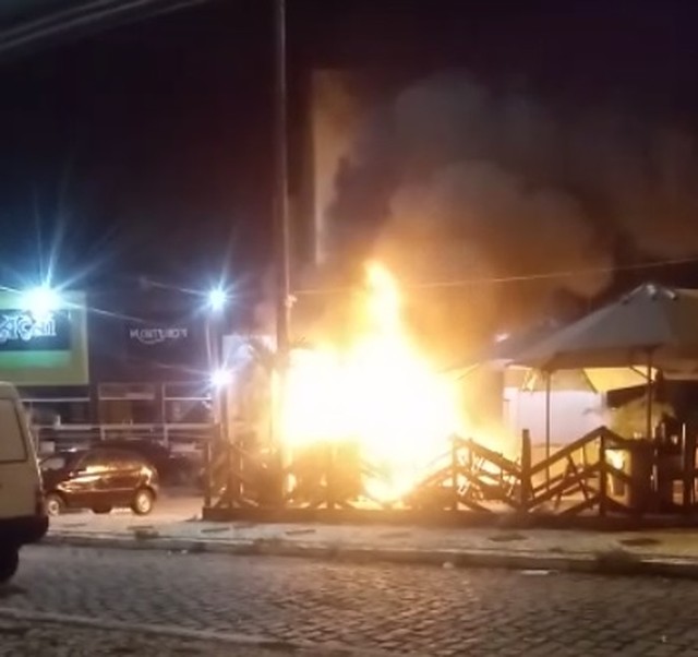 Trailer de lanches pega fogo nesta madrugada na Zona Sul de Natal