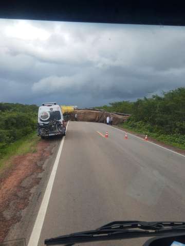 Carreta tomba na BR-406