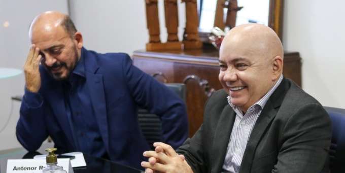 Raimundinho e o elegante Antenor: opostos lado a lado na mesma mesa