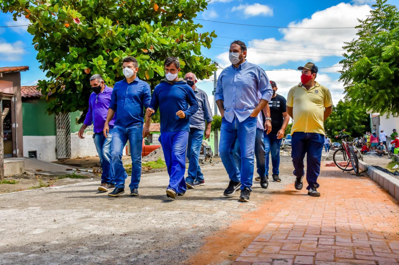 Beto Rosado visita obras em Caraúbas e anuncia mais de R$ 700 mil para a saúde do município