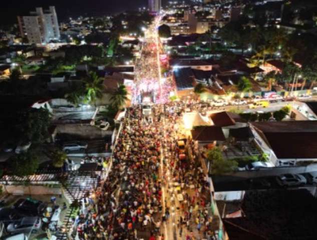Durval Lelys arrasta multidão e faz prévia de Carnaval em Pirangi