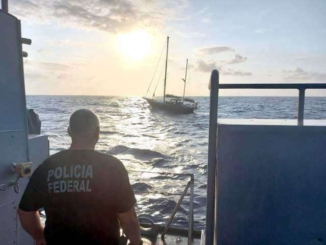 Polícia Federal e Marinha do Brasil apreendem mais de meia tonelada de haxixe a 180 km de Fernando de Noronha