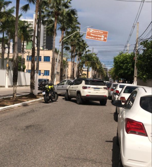 Enquanto polícia persegue trabalhador, bandido rouba carro na fila de vacinação