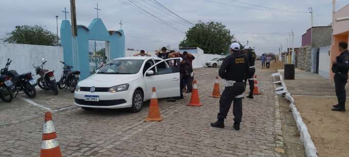 Povo não aprende: Blitz em vaquejada multa 67 motoristas por embriaguez ao volante