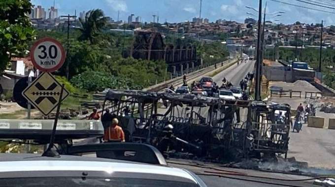 Homens são presos em flagrante furtando fios de ônibus incendiado na Beira Rio