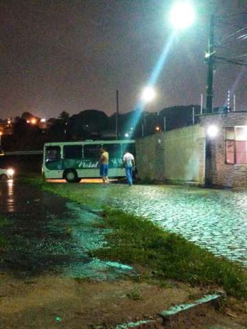 Ônibus invade casa no Planalto