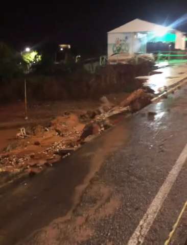 Parte do calçadão na Avenida Roberto Freire desaba com as chuvas