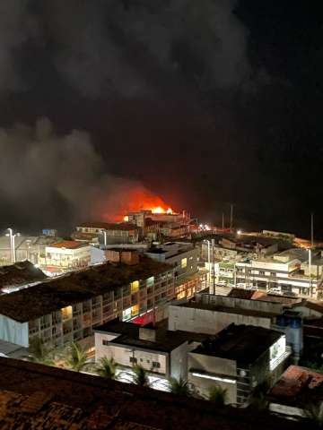 Urgente: Incêndio de grandes proporções na Ponta do Morcego