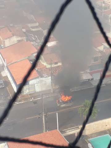 Carro em chamas em Lagoa Nova