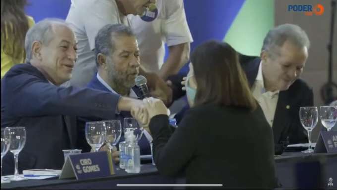 Depois de Carlinhos flex, tem Andréa beija-mão 