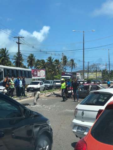 Carro colide com poste e o derruba na estrada da Redinha
