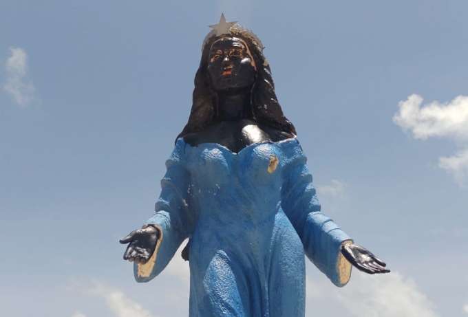 Vândalos pintam estátua de Iemanjá de preto